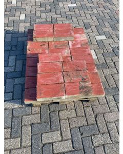 Partij rode betonklinkers 15cm x 30cm x 8cm